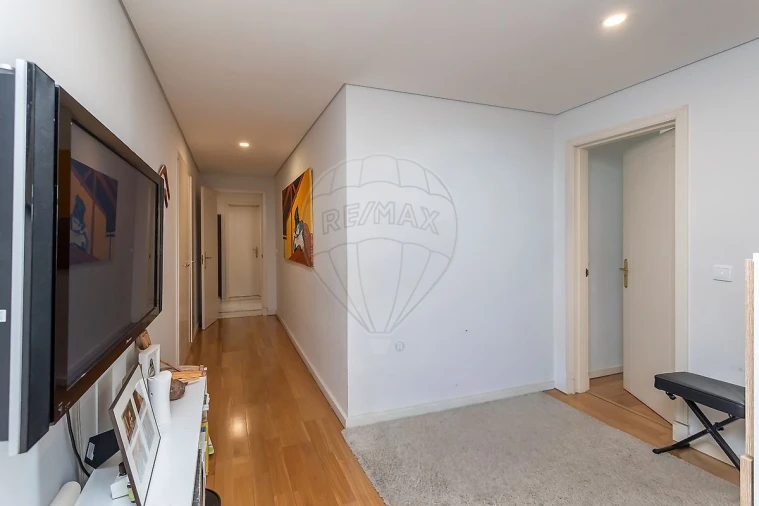 Apartamento T5 para Venda em Campolide Foto 5
