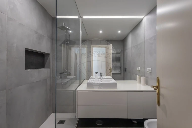 Apartamento T5 para Venda em Campolide Foto 2
