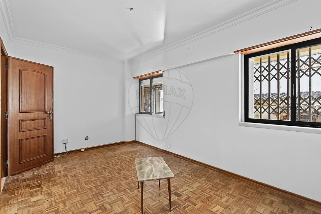 Moradia T2 para Venda em Porto Salvo Foto 2