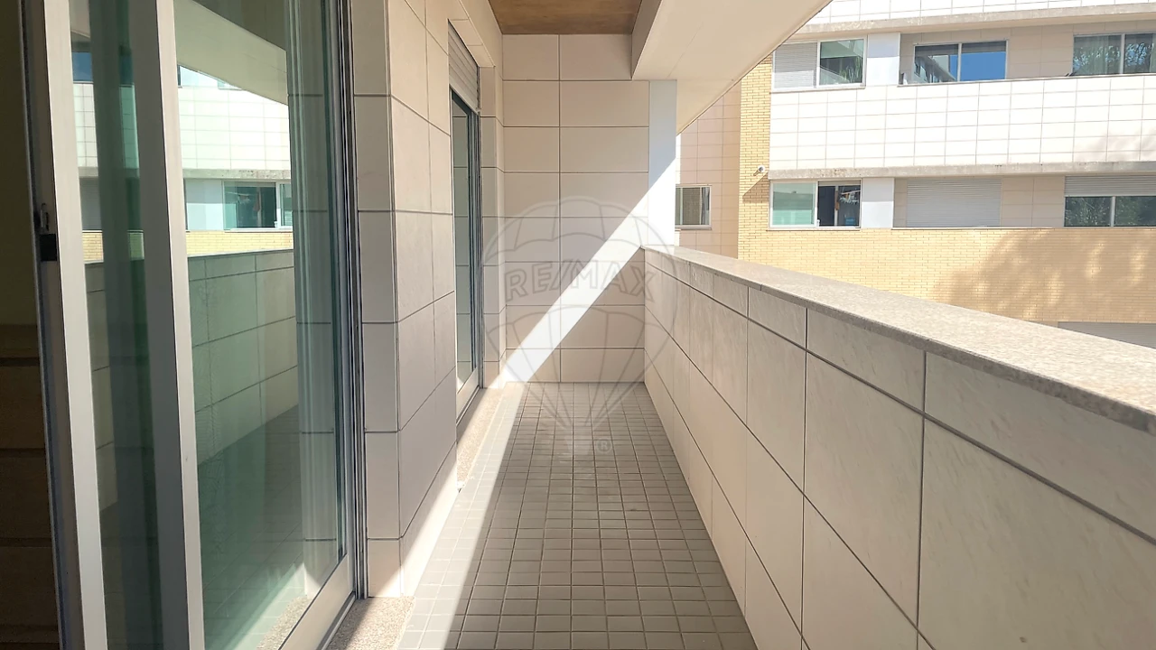 Apartamento T2 para Arrendamento em Pedrouços Foto 13