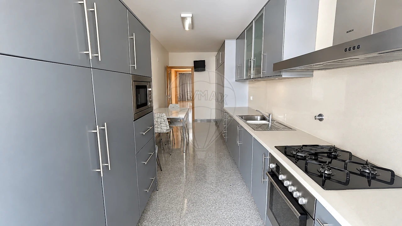Apartamento T2 para Arrendamento em Pedrouços Foto 1