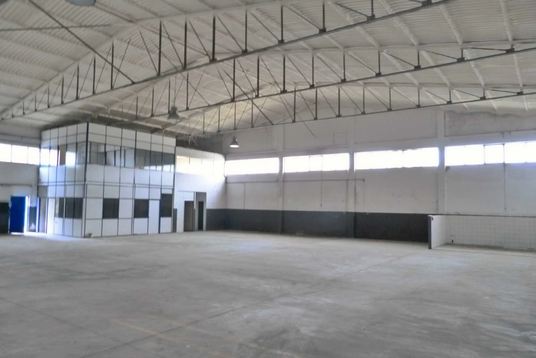 Armazém para Arrendamento em São Pedro Fins Foto 1