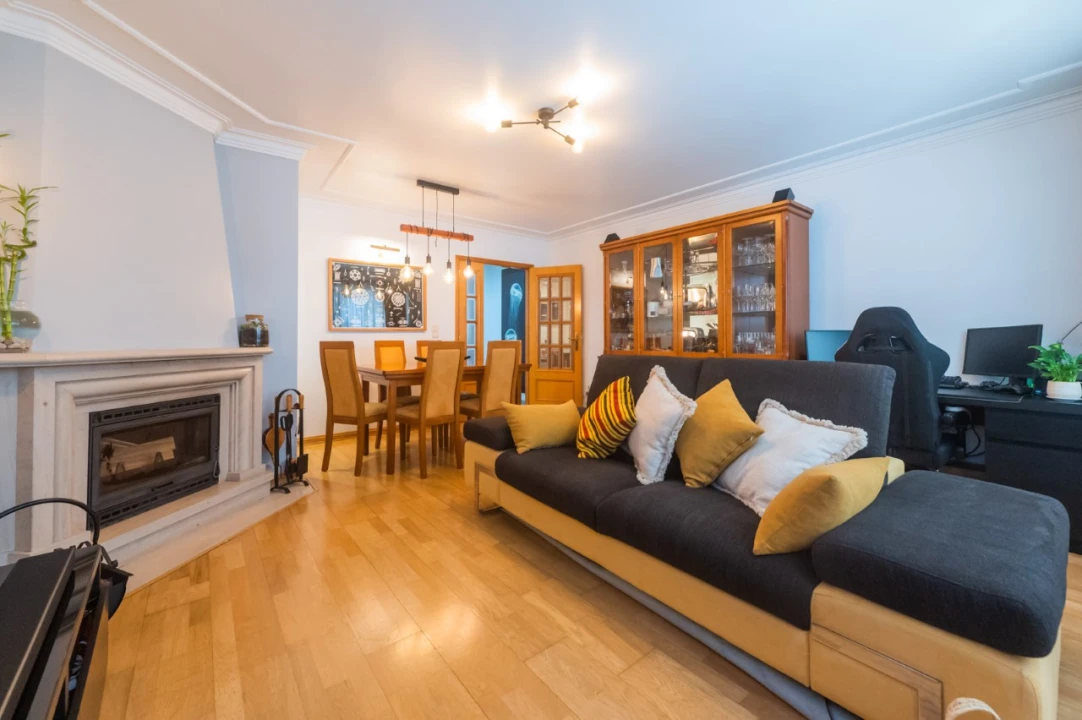 Apartamento T2 para Venda em Queluz e Belas Foto 1