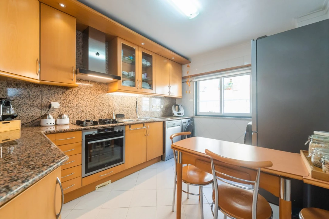 Apartamento T2 para Venda em Queluz e Belas Foto 2