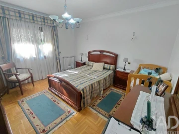 Moradia T5 para Venda em Prado e Remoães