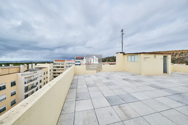 Apartamento T2 para Venda em Costa da Caparica Foto 24