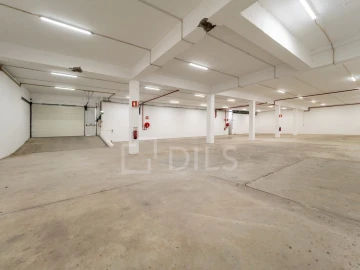 Armazém para Arrendamento em Moreira