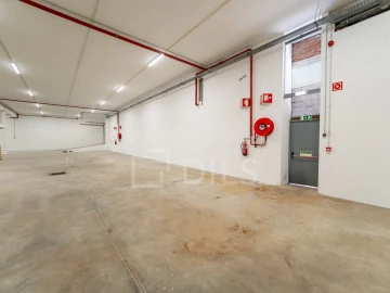 Armazém para Arrendamento em Moreira