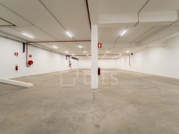 Armazém para Arrendamento em Moreira
