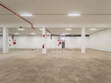 Armazém para Arrendamento em Moreira