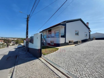 Moradia T4 para Arrendamento em Nadadouro