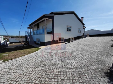 Moradia T4 para Arrendamento em Nadadouro