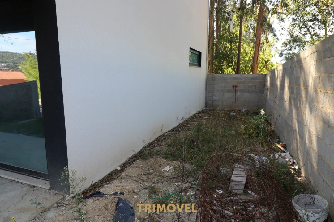 Moradia T2 para Venda em O. Azeméis, Riba-Ul, Ul, Macinhata Seixa, Madail Foto 5