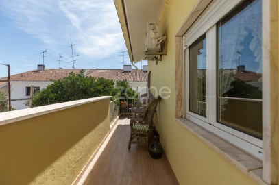 Moradia T4 para Venda em Santo Antonio dos Olivais