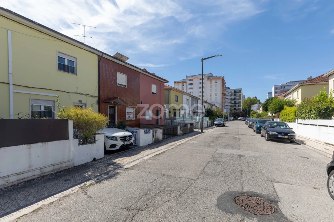 Moradia T4 para Venda em Santo Antonio dos Olivais Foto 34
