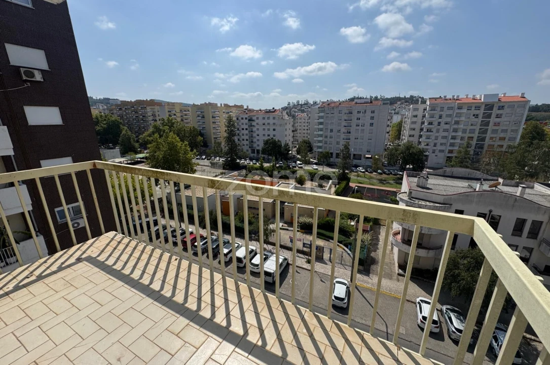 Apartamento T2 para Arrendamento em Santo Antonio dos Olivais Foto 10