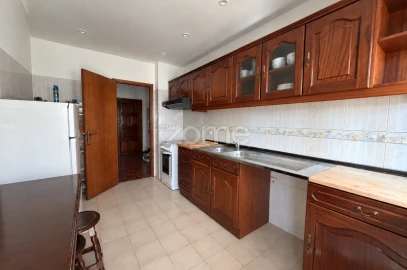 Apartamento T2 para Arrendamento em Santo Antonio dos Olivais