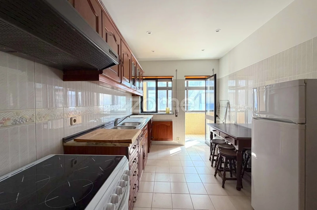 Apartamento T2 para Arrendamento em Santo Antonio dos Olivais Foto 2