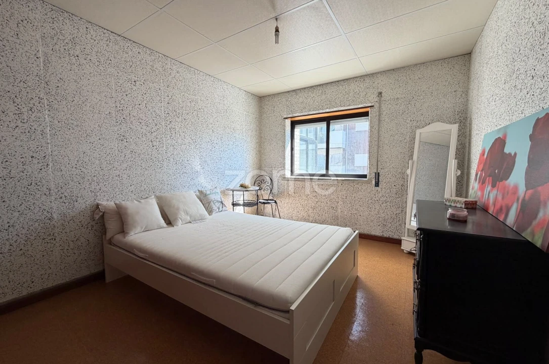 Apartamento T2 para Arrendamento em Santo Antonio dos Olivais Foto 8