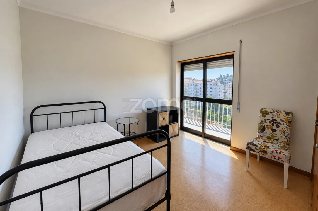 Apartamento T2 para Arrendamento em Santo Antonio dos Olivais Foto 6
