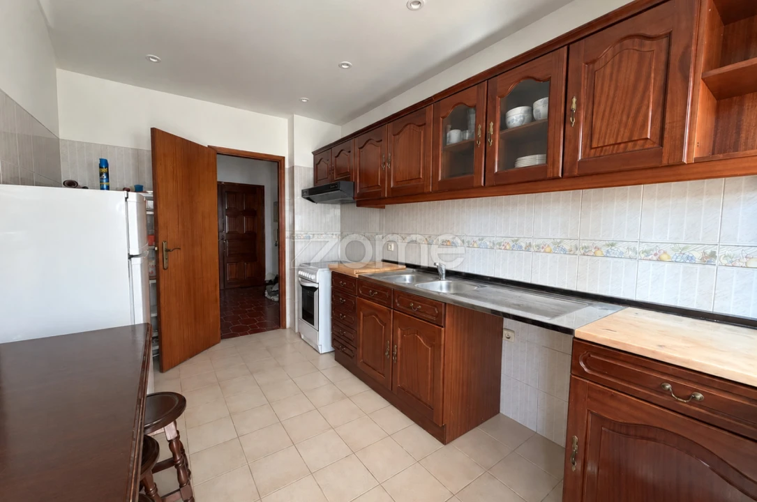 Apartamento T2 para Arrendamento em Santo Antonio dos Olivais Foto 3