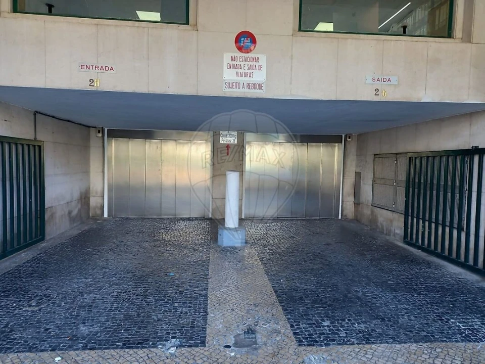 Garagem para Arrendamento em Santa Maria Maior Foto 2