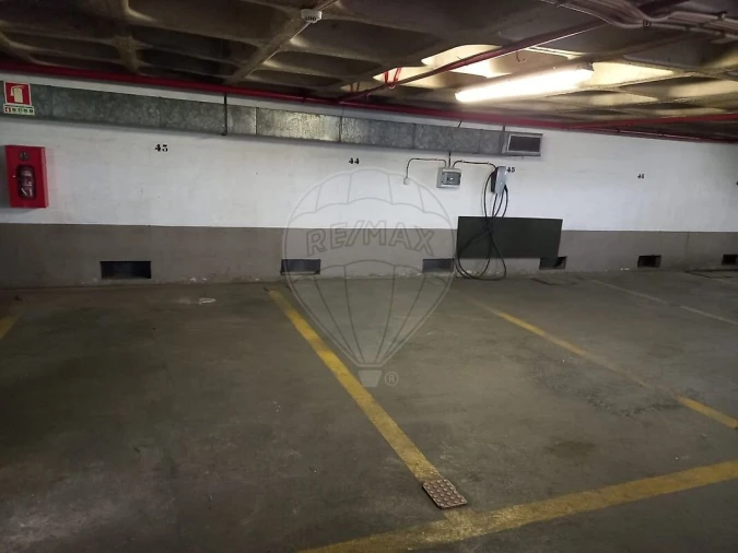 Garagem para Arrendamento em Santa Maria Maior Foto 3