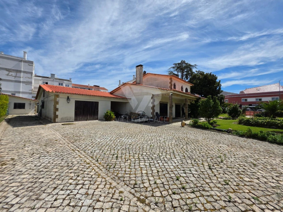 Moradia T5 para Venda em Venda do Pinheiro e Santo Estêvão das Galés Foto 1