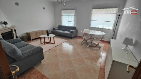 Apartamento T2 para Arrendamento em Atalaia e Alto Estanqueiro-Jardia