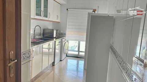 Apartamento T2 para Arrendamento em Atalaia e Alto Estanqueiro-Jardia