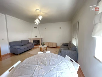 Apartamento T2 para Arrendamento em Atalaia e Alto Estanqueiro-Jardia