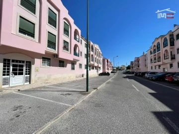 Apartamento T2 para Arrendamento em Atalaia e Alto Estanqueiro-Jardia
