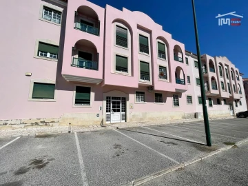 Apartamento T2 para Arrendamento em Atalaia e Alto Estanqueiro-Jardia