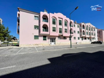 Apartamento T2 para Arrendamento em Atalaia e Alto Estanqueiro-Jardia