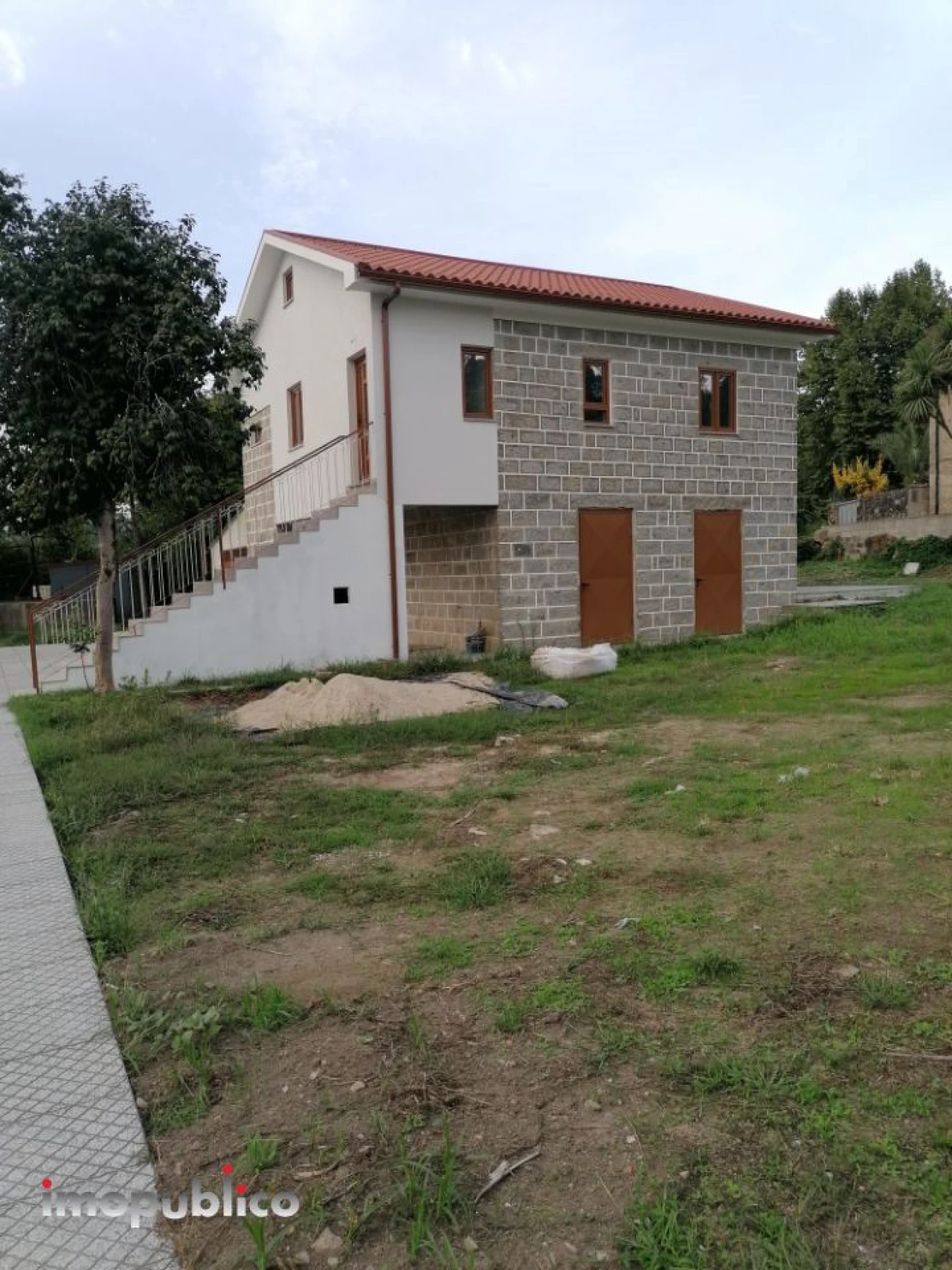 Apartamento T2 para Arrendamento em Torre e Portela Foto 1