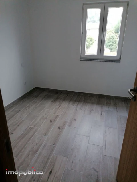Apartamento T2 para Arrendamento em Torre e Portela