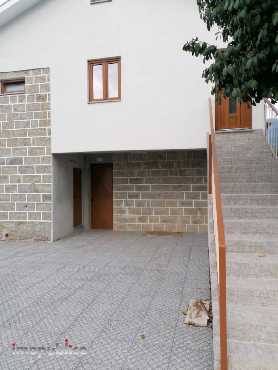 Apartamento T2 para Arrendamento em Torre e Portela Foto 2