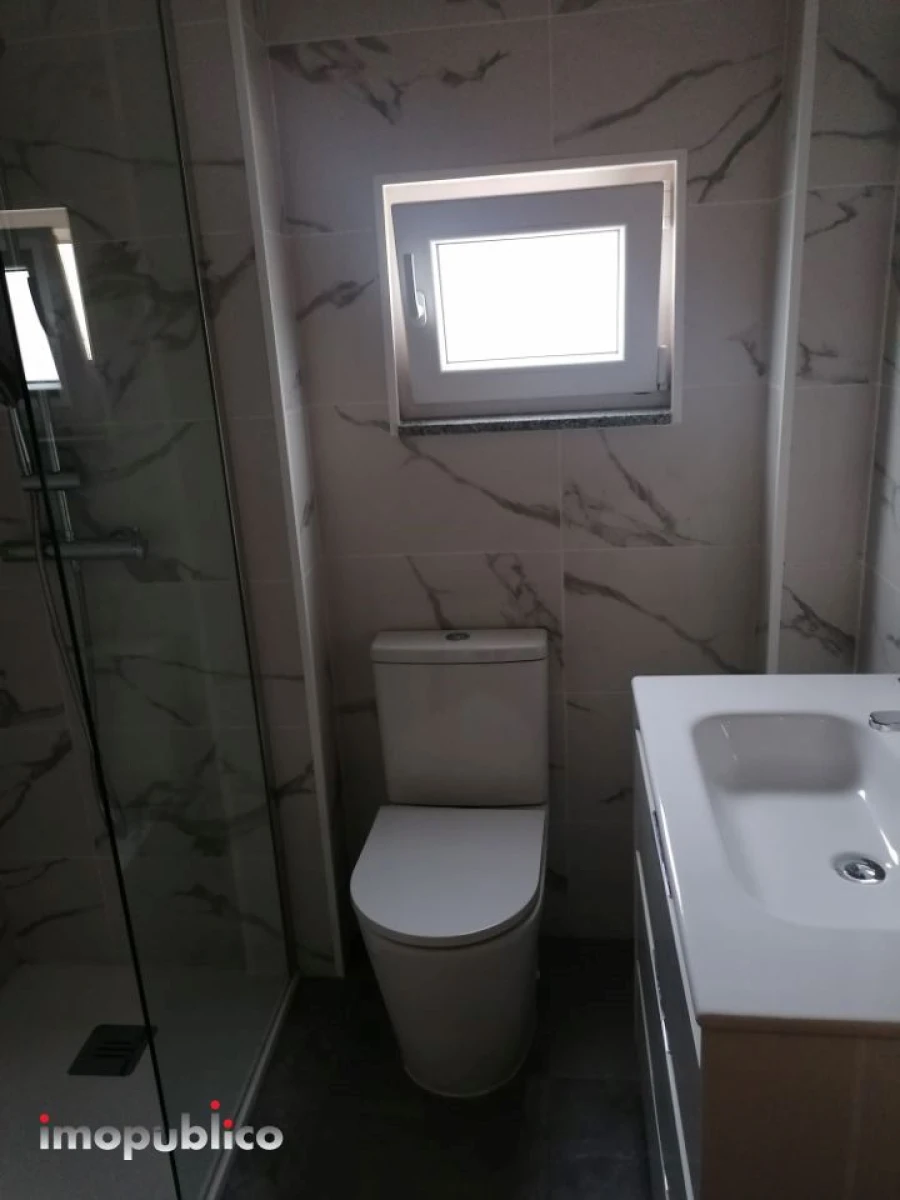 Apartamento T2 para Arrendamento em Torre e Portela Foto 7