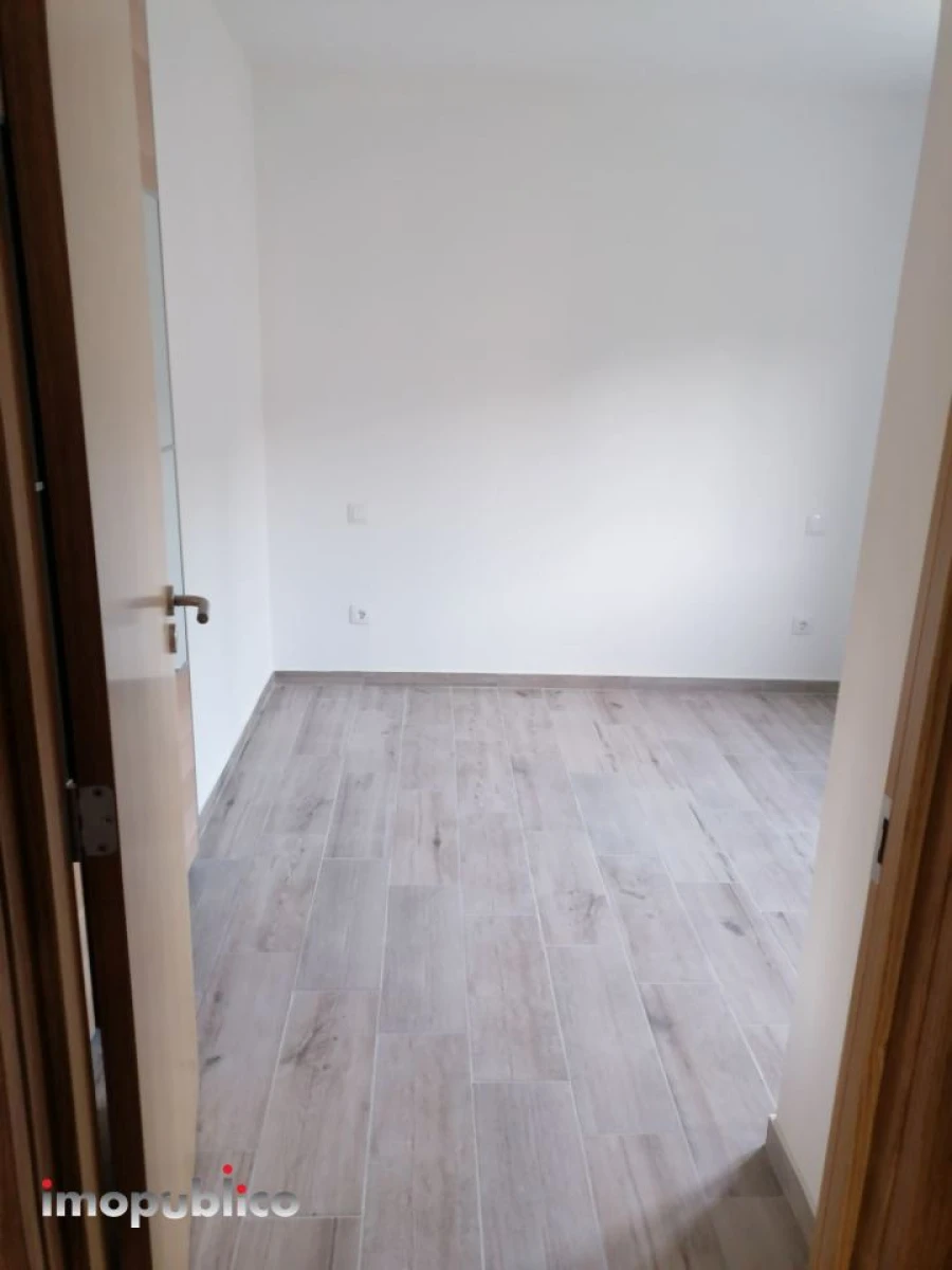 Apartamento T2 para Arrendamento em Torre e Portela Foto 9