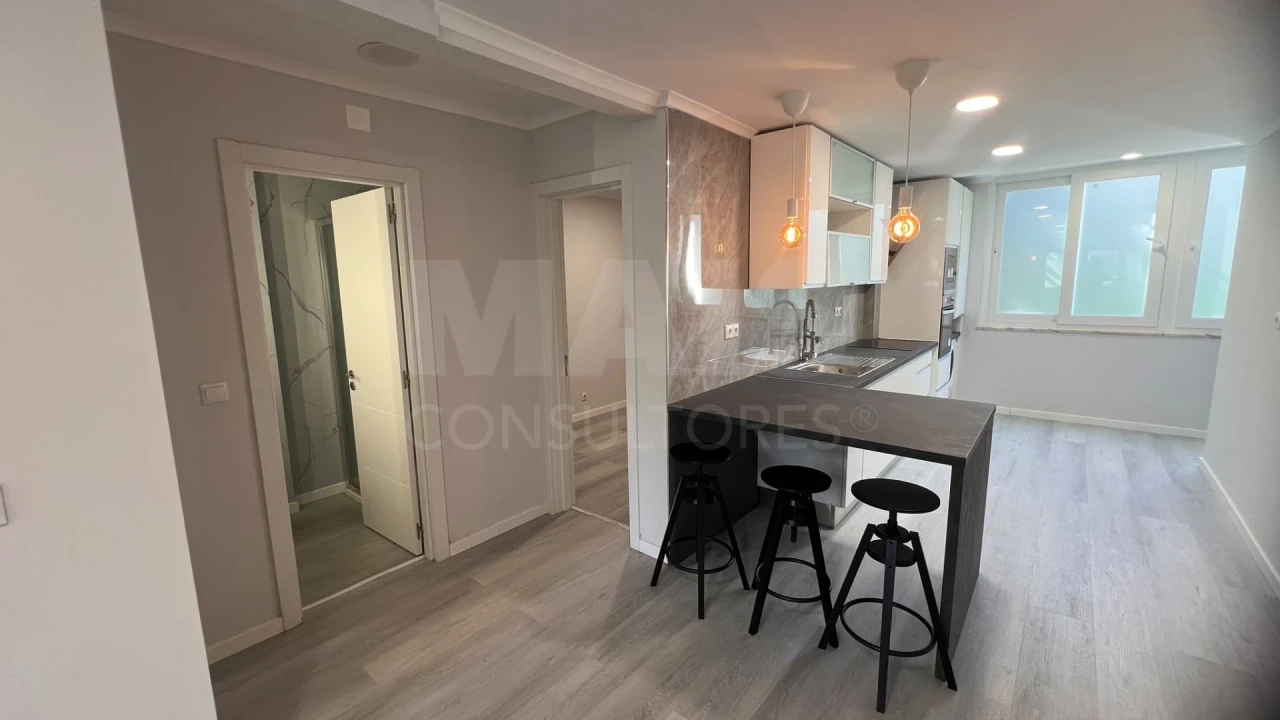 Apartamento T2 para Venda em Benfica Foto 2