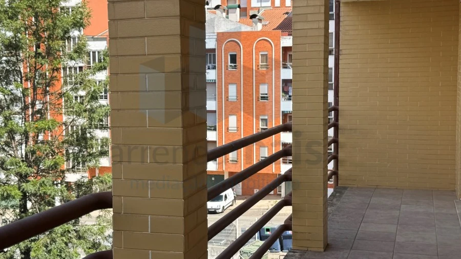 Apartamento T3 para Arrendamento em Santo Antonio dos Olivais
