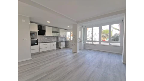 Apartamento T2 para Venda em Oeiras e São Julião da Barra, Paço de Arcos e Caxias