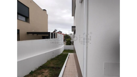 Moradia T5 para Venda em Laranjeiro e Feijó