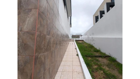 Moradia T5 para Venda em Laranjeiro e Feijó