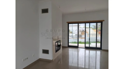 Moradia T5 para Venda em Laranjeiro e Feijó