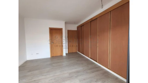 Moradia T5 para Venda em Laranjeiro e Feijó
