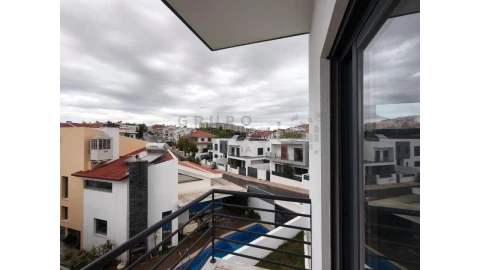 Moradia T5 para Venda em Laranjeiro e Feijó