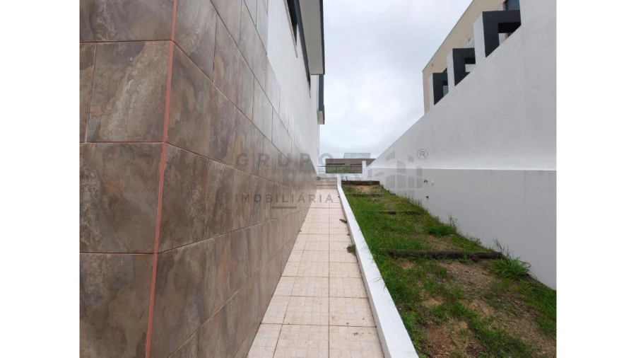Moradia T5 para Venda em Laranjeiro e Feijó Foto 16