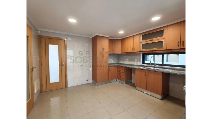 Moradia T5 para Venda em Laranjeiro e Feijó Foto 3