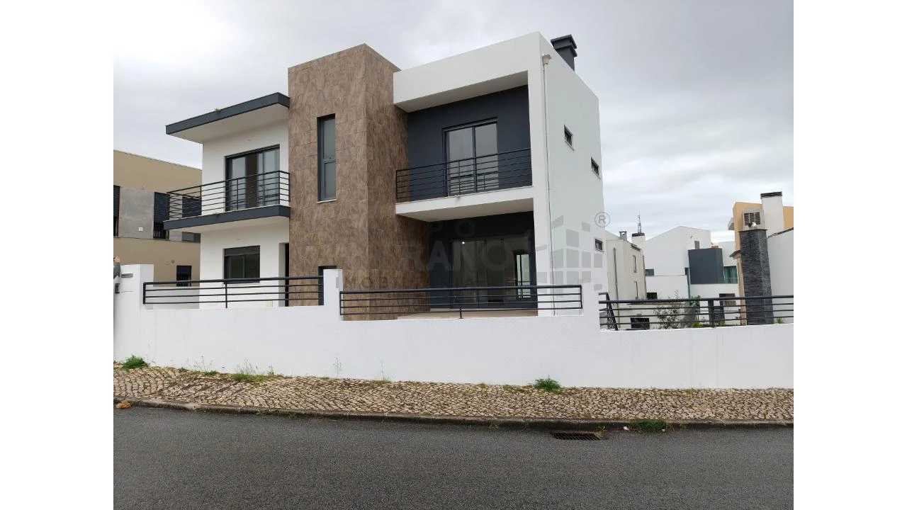 Moradia T5 para Venda em Laranjeiro e Feijó Foto 11